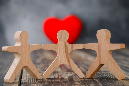 personnage en bois avec cœur, aide à domicile vauvert Gard Nîmes Ales le Vigan Occit'aide